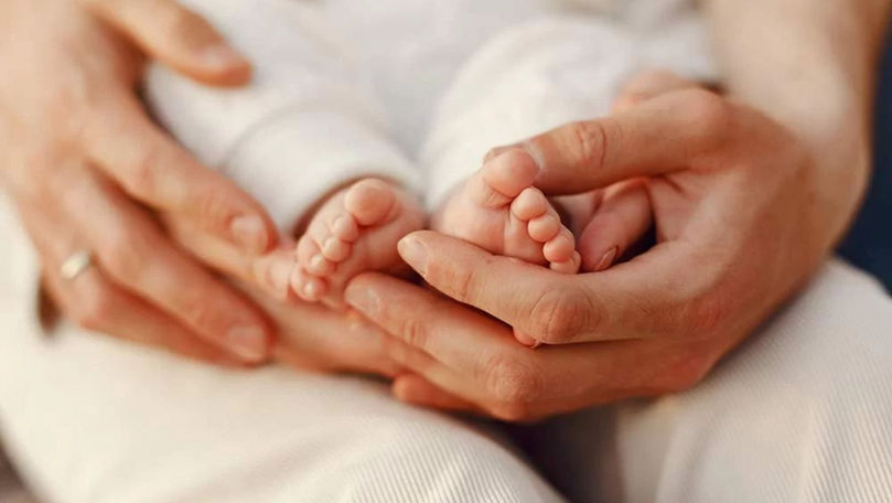 Mamele neangajate care îngrijesc copii până la 2 ani, asigurate medical