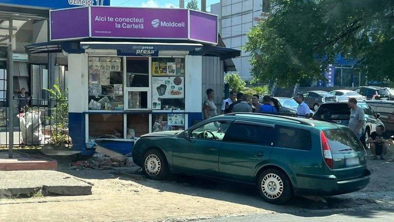 Accident în Chișinău: O mașină a ajuns într-o gheretă. Doi răniți