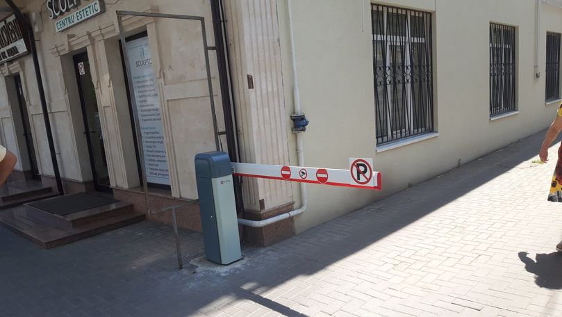 Barieră ilegală, demontată dintr-o curte din centrul Chișinăului