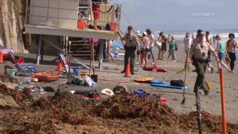 Trei oameni au murit după ce faleza unei plaje populare s-a prăbuşit