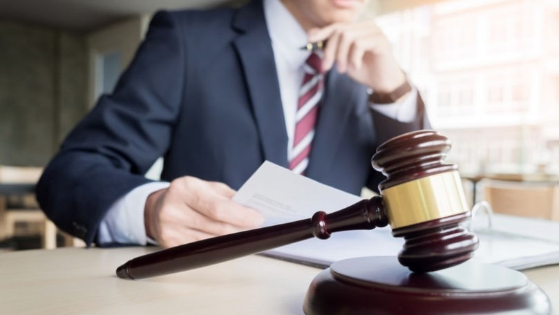 Un avocat s-ar fi dovedit escroc. Cum a tras pe sfoară două cupluri