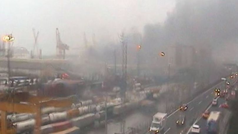 Incendiu în portul Barcelona. O navă s-a ciocnit cu o macara