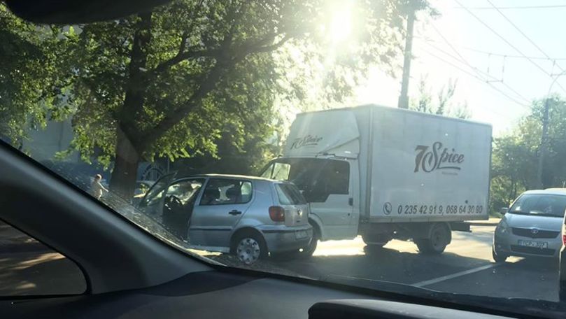 Accident matinal la o intersecție din Capitală: 3 șoferi s-au tamponat