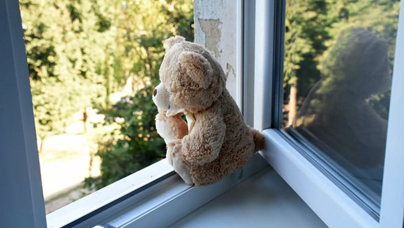 В Купчинь 7-летний мальчик выпал из окна: за его жизнь борются врачи.