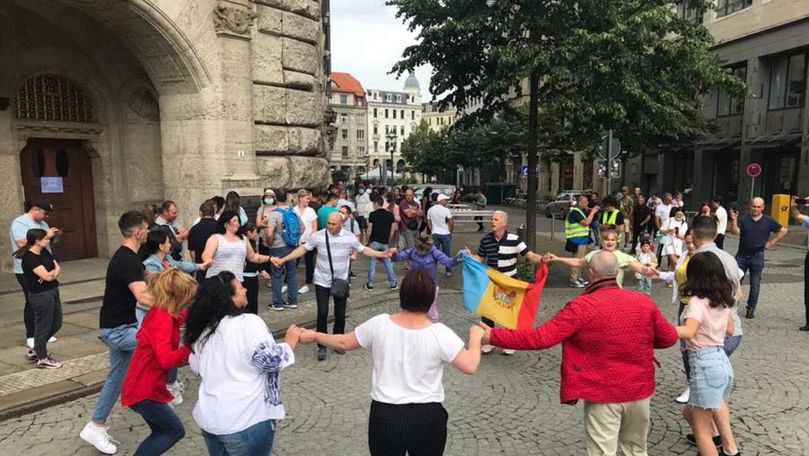 Moldoveni din Leipzig, filmați cum au pornit o horă la secția de votare