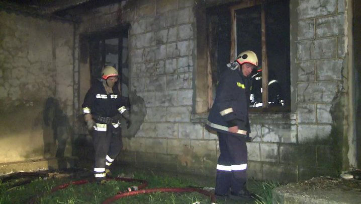 Casă distrusă de incendiu: Doi bărbaţi au murit carbonizaţi