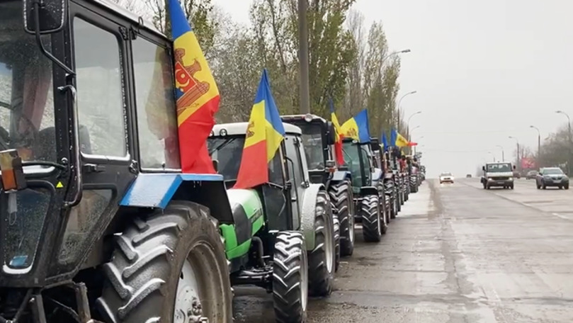 На въезде в Кишинев уже три дня стоит сельхозтехника фермеров.
