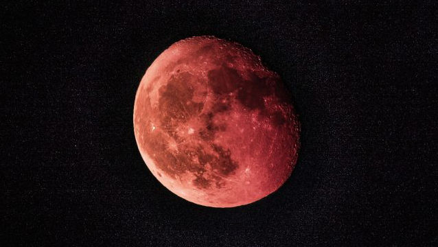 Luna va deveni duminică noaptea roşiatică în timpul unei eclipse totale