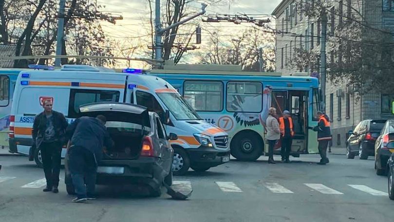 Accident în Capitală cu implicarea unui troleibuz: Copil de 2 ani, rănit