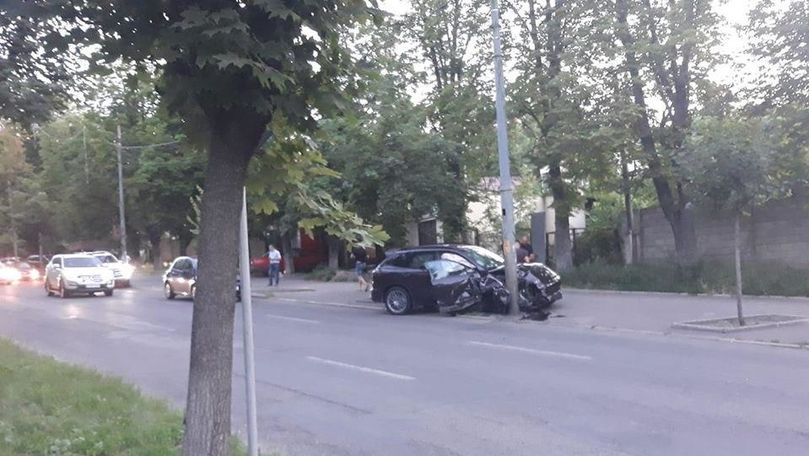 Porsche oprit în stâlp pe o stradă din Chișinău. Martor: Cursă ilegală