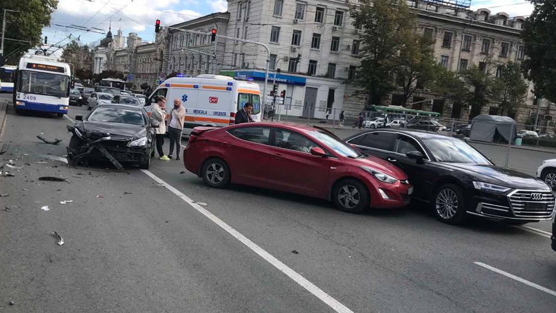 Accident în lanț în Capitală: O mașină aparține corpului diplomatic