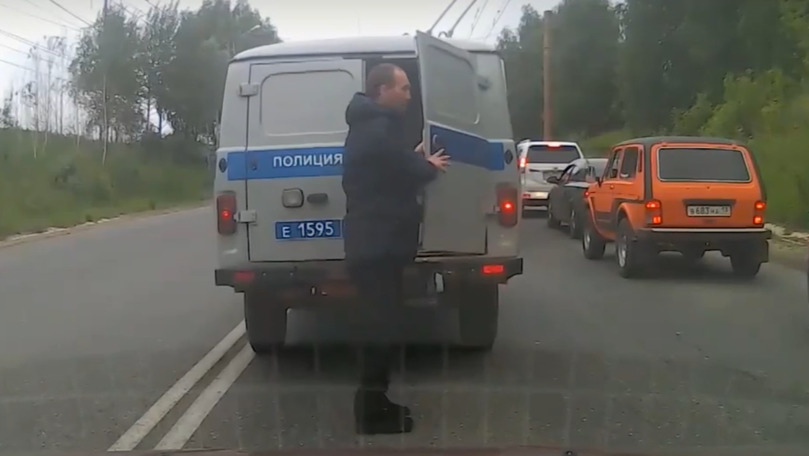 В Саранске задержанный сбежал из полицейского уазика прямо посреди Северо-Восточного шоссе. 