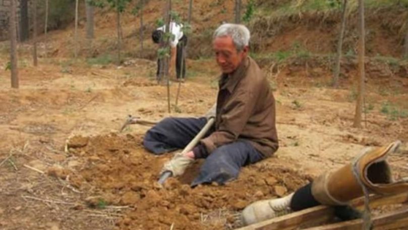 Un bătrân cu picioarele amputate a plantat 17 mii de copaci
