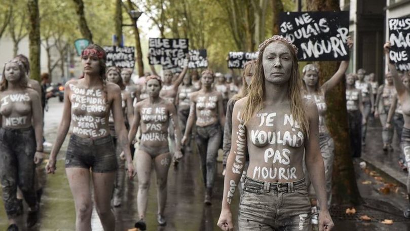 Cum militantele Femen au manifestat într-un cimitir din Paris