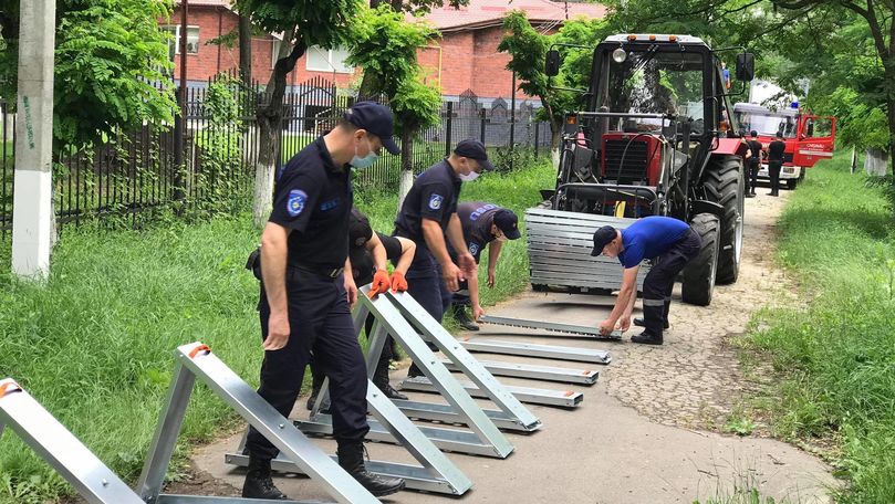 Salvatorii au început instalarea unui dig de protecție la Vadul lui Vodă