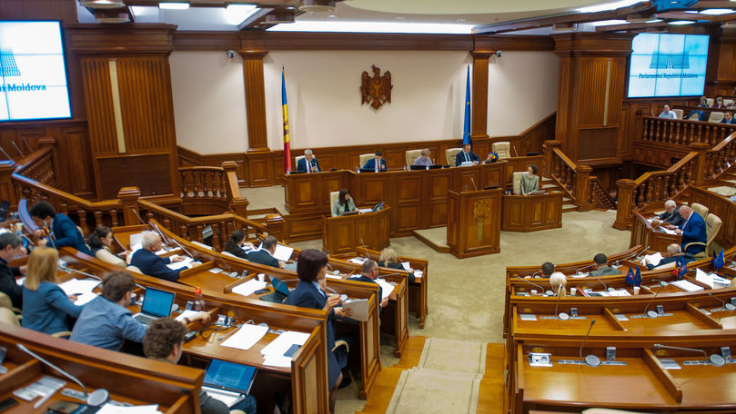 Парламент может сегодня рассмотреть вопрос о лишении иммунитета двух депутатов.