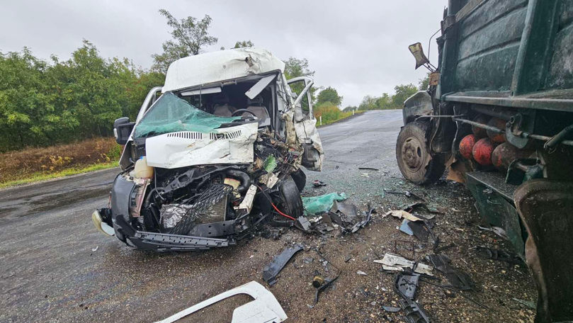 Grav accident în apropiere de Puhoi: Un Peugeot s-a ciocnit într-un ZIL