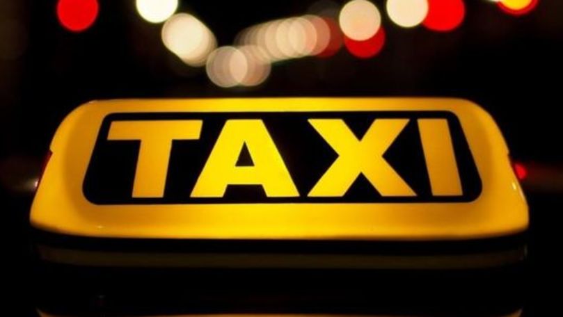 Scene scandaloase în taxi: Șoferul, filmat cum dezbracă clienta