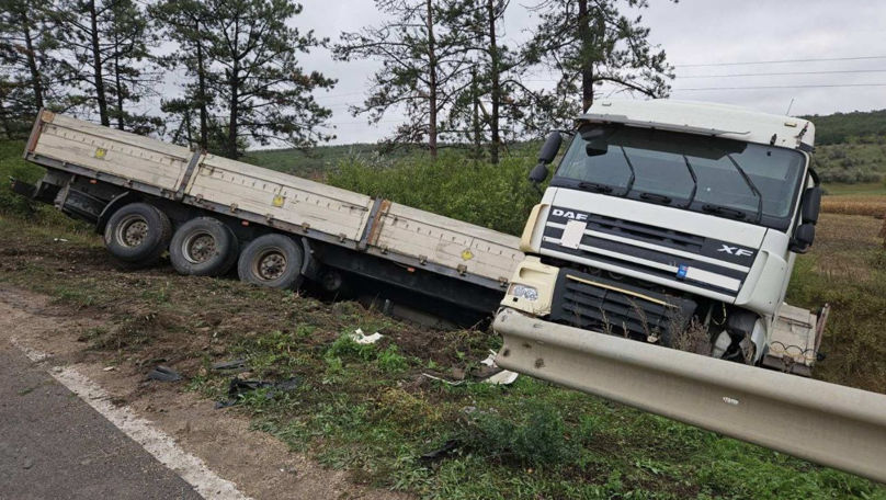 Sângerei: Un TIR a ieșit pe contrasens și s-a lovit în bara de protecție