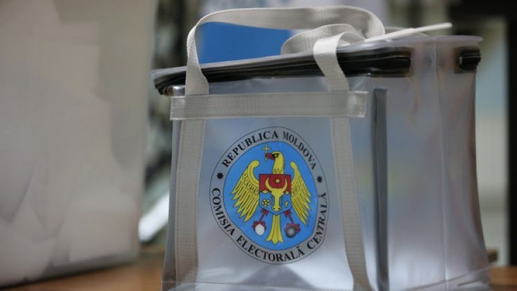 Alegătorii pot solicita de astăzi votarea cu urna mobilă