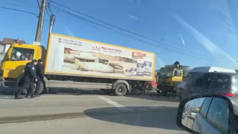 Două camioane s-au ciocnit pe strada Petricani: Un șofer a fost rănit