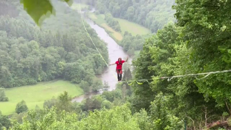 Un acrobat a străbătut doi kilometri pe sârmă la o înălțime de 60 metri