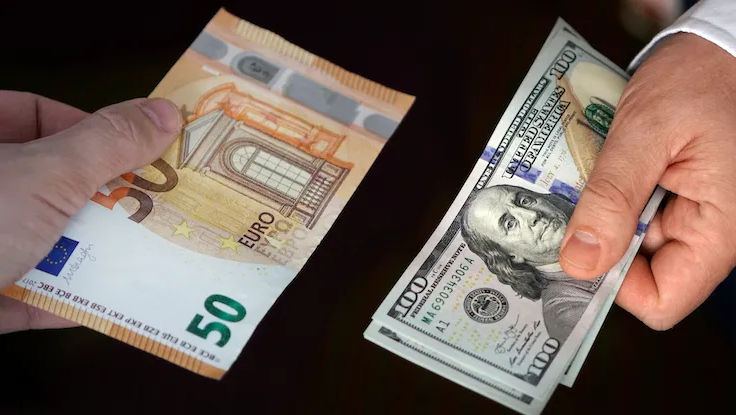 Curs valutar 22 august 2025: Cât valorează un euro și un dolar