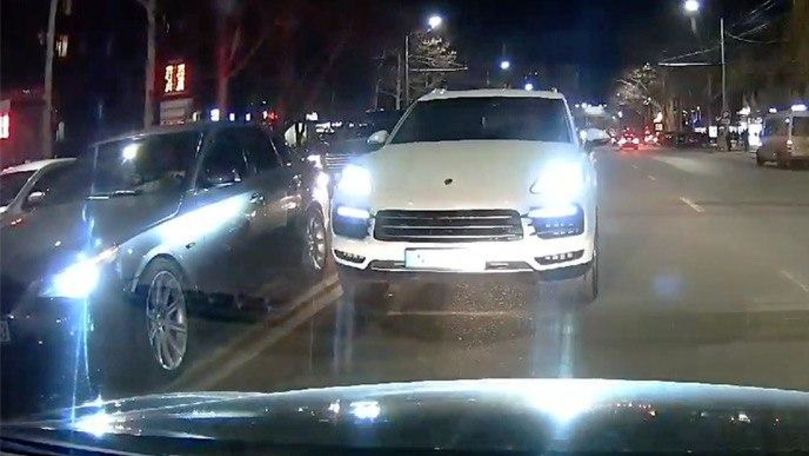 Lecție pentru un șofer de Porsche pe contrasens, filmată în Chișinău