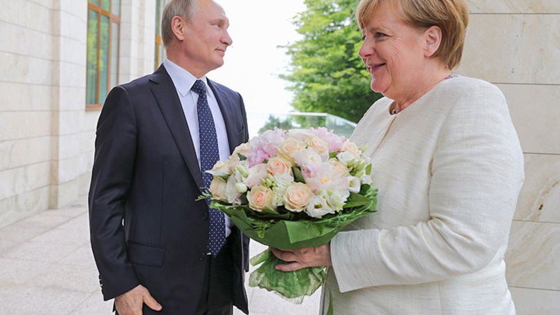 Putin a întâmpinat-o cu flori la reședința sa pe Merkel