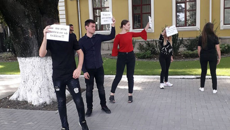 Flashmob: Suicidul reprezintă o problemă globală, inclusiv în Moldova