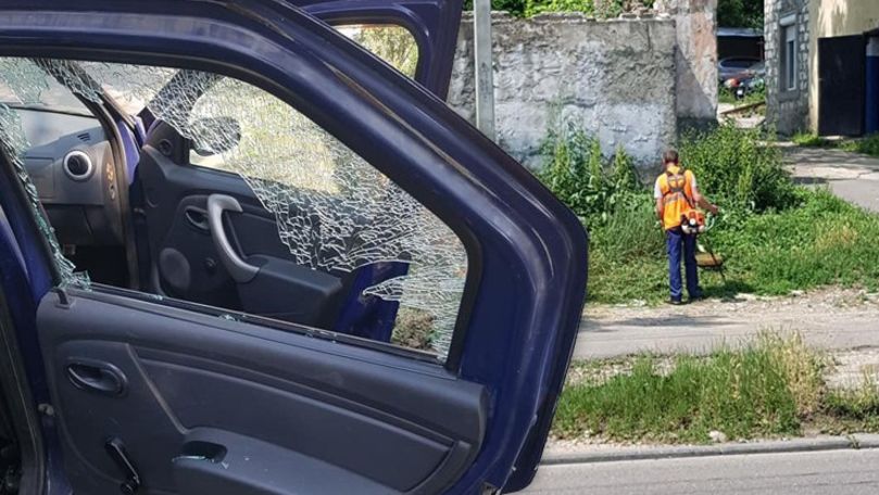 Geamul unei mașini, făcut țăndări cu motocoasa în Chișinău