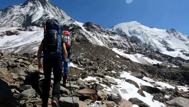 Un alpinist român a căzut 200 de metri în gol de pe masivul Mont Blanc