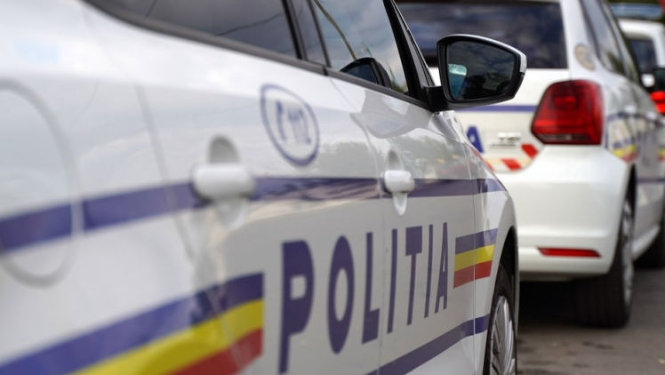România: Un șofer a urcat cu mașina pe trotuar pentru a lovi un pieton
