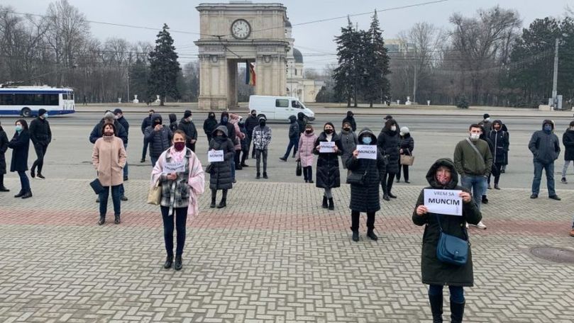 Владельцы малых и средних предприятий протестуют у здания Правительства.