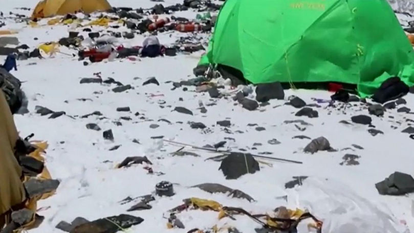 Everest, plin de deșeuri. Dronele au strâns 300 kg de gunoi de pe munte