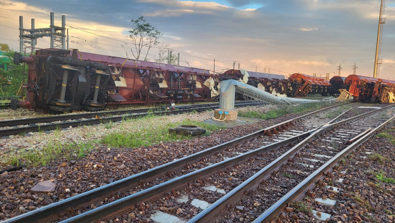 Un tren de marfă a fost răsturnat de o tornadă în nordul Italiei