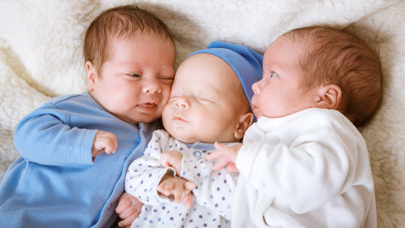 Tații de gemeni sau tripleți vor beneficia de concediu paternal extins