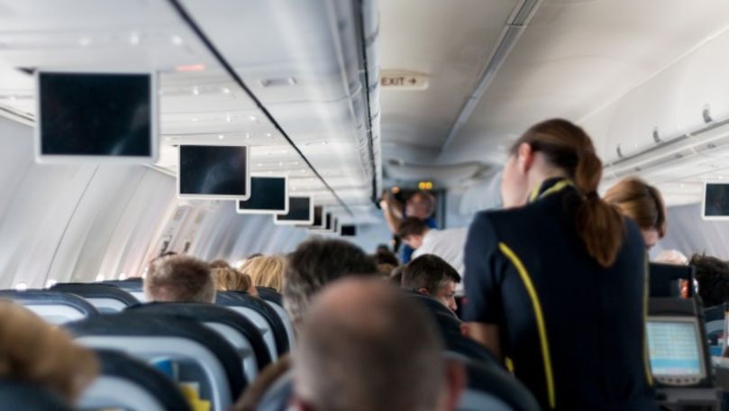 Ce a pățit o stewardesă, după ce s-a îmbătat în timpul zborului