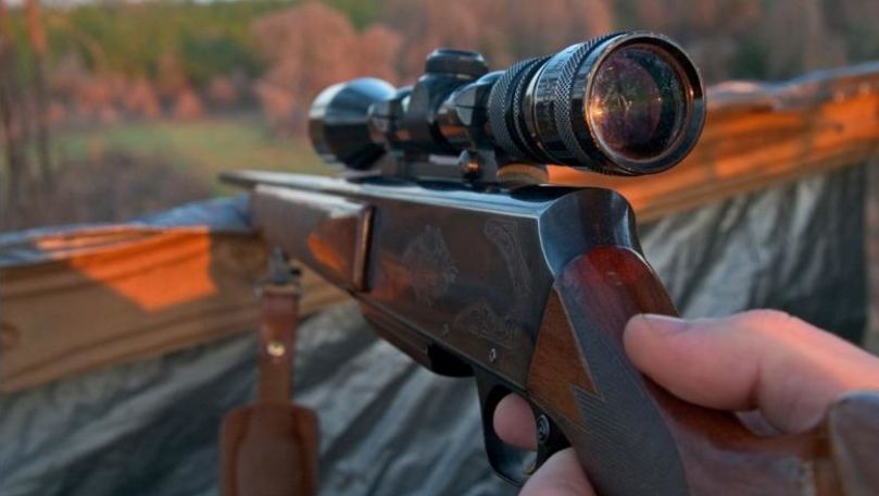 Bărbat împuşcat la vânătoare după ce a fost confundat cu un mistreţ