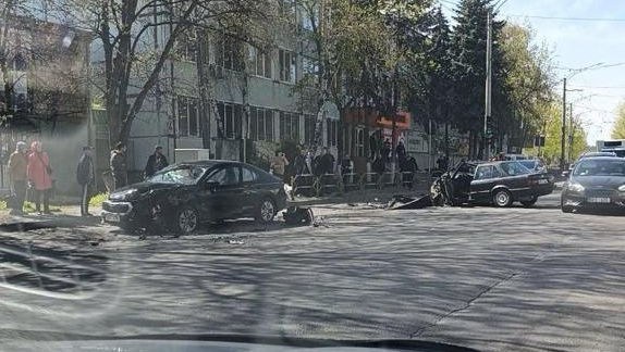 Trei mașini, implicate într-un accident: O persoană a ajuns la spital
