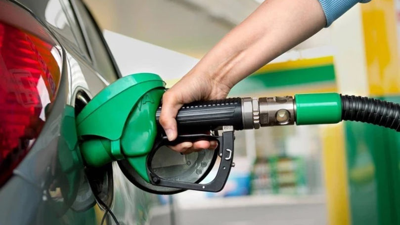 Ieftinirile continuă: Noile prețuri plafon la carburanți afișate de ANRE