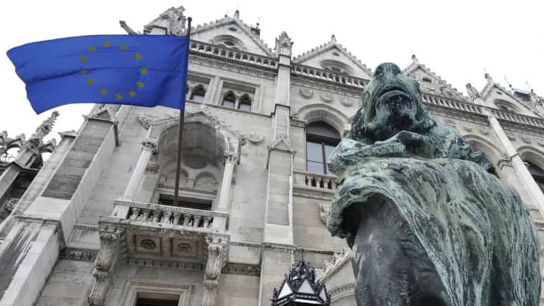 На здании парламента Венгрии вывесят флаг ЕС впервые за более чем 10 лет.