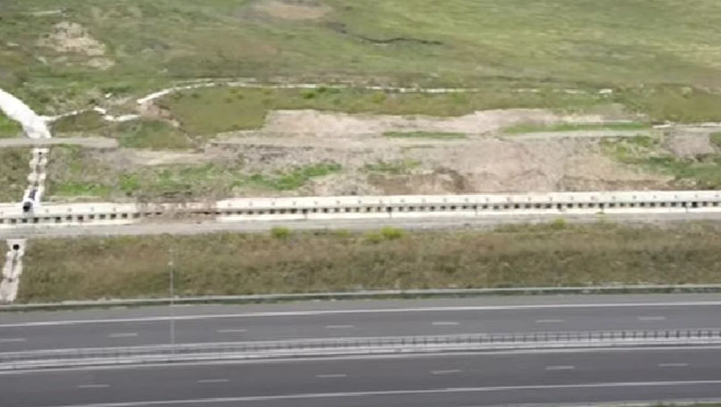 Se surpă pământul pe Autostrada A10 Sebeș-Turda din România