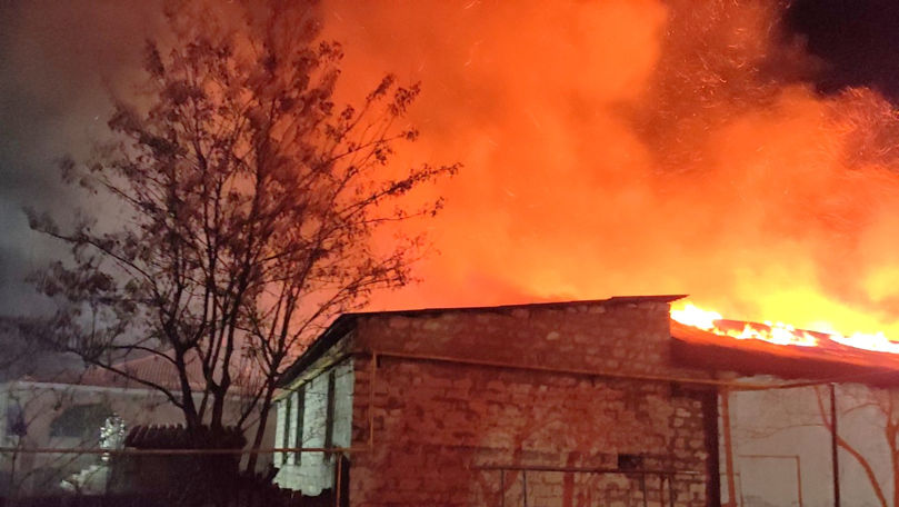 Incendiu devastator la un depozit de materiale de construcție din Edineț