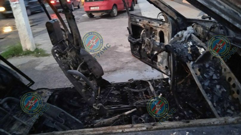 Incendiu în stânga Nistrului: Un șofer de 19 ani a rămas fără mașină