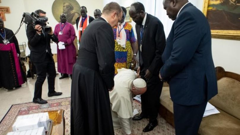 Papa Francisc, văzut cum sărută picioarele unor politicieni