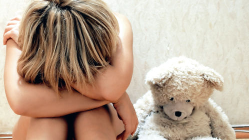 O fată, violată timp de patru ani de tatăl vitreg, cu voia mamei ei