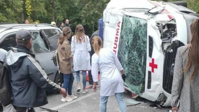 Momentul ciocnirii ambulanței cu mașina: Autospeciala s-a răsturnat