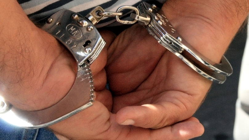 Un bărbat, reținut după și-a atacat concubina și a bătut un polițist
