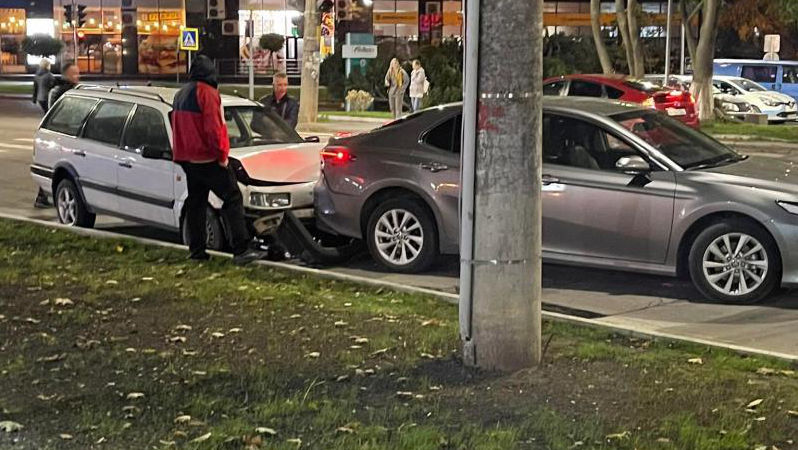 Accident în sectorul Buiucani: Două automobile au fost grav avariate